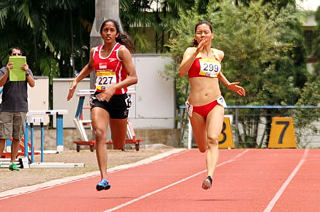Vũ Thị Hương (phải) và Pereira Shanti Veronica.